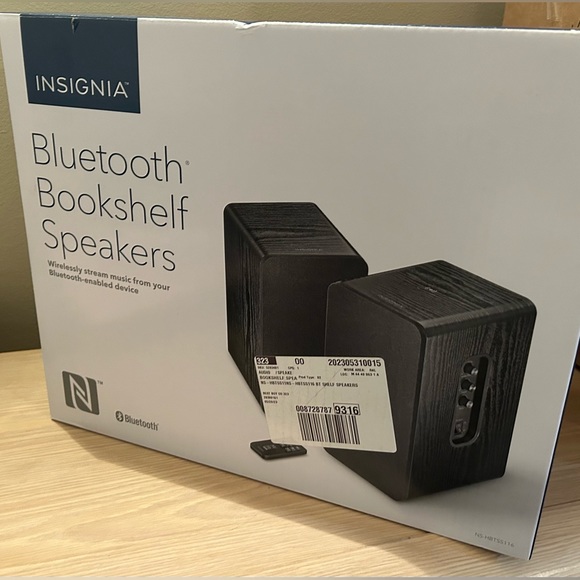 Insignia Bluetooth Speaker Set + Remote - Picture 3 of 3